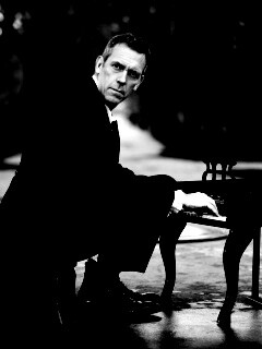 Хью Лори за маленьким роялем обои