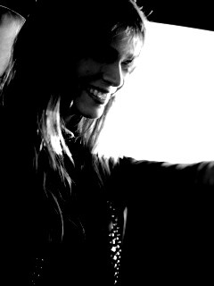 Девушка за рулем автомобиля обои