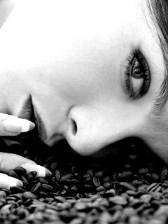 Соблазнительная девушка с кофейными зернами обои