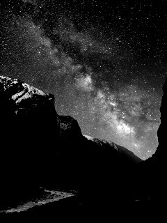 Обрыв под звездным небом обои