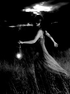 Девушка со свечей обои