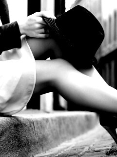 Сидящая на тротуаре обои