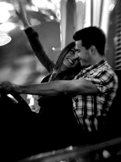 Счастливая пара на аттракционах обои