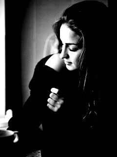 Обнаженное плечо и чашка кофе обои