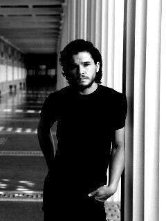 Кит Харингтон у колонны обои