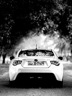 Субару на осенней дороге обои