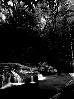 Водопадик в осеннем лесу обои