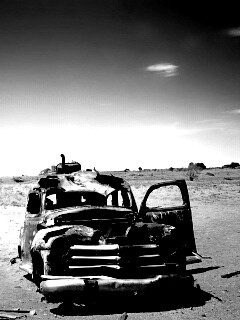 Брошенная в пустыне машина обои