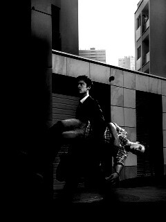 Мужчина с куклой обои