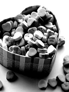 Конфеты в форме сердца обои