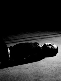 Джим Парсонс на полу обои