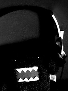 Демокун в наушниках обои