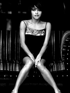 На диване обои