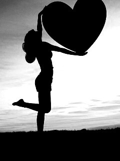 С сердцем в руках обои