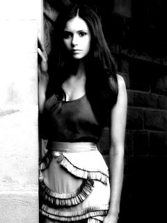 Девушка на лестнице обои