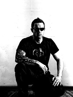 Парень с татуировкой обои