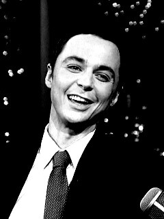 Джим Парсонс на вечернем шоу обои