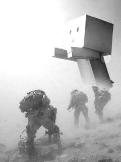 Картонный человек среди солдат обои