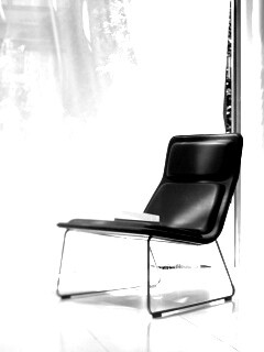 Стул перед занавеской обои