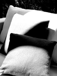 Красные подушки обои