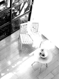 Стул, столик и цветы в комнате обои