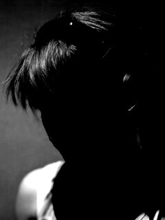 Рыжая в наушниках обои