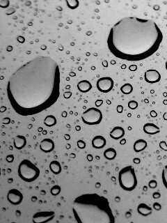 Капли воды на синем стекле обои