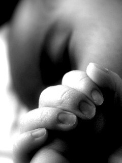 Младенец держит палец обои