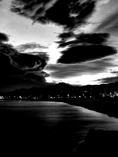 Красивый закат над городом у моря обои