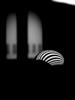 Трехмерный блестящий металлический шарик обои