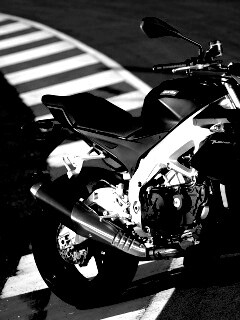 Спортивный мотоцикл Априлия на треке  обои