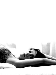 Алиса Милано на кровати обои