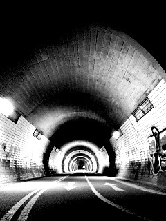 Тоннель и граффити на стенах обои