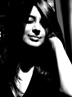 Девушка с закрытыми глазами в электричке обои