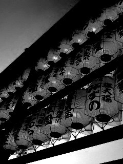 Японские фонарики вечером обои