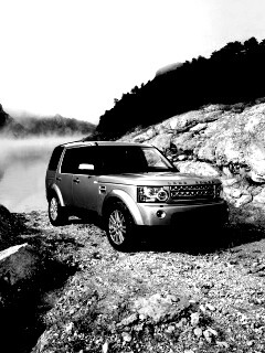 Range rover в горах у реки обои