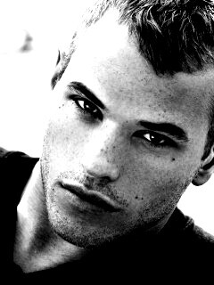 Келлан Латс обои