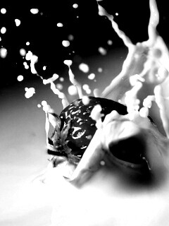 Сочная клубника с молоком обои