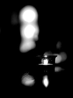 Свеча во тьме обои