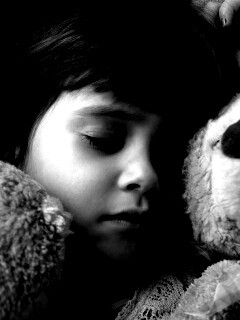 Девочка спит с мишками в обнимку обои