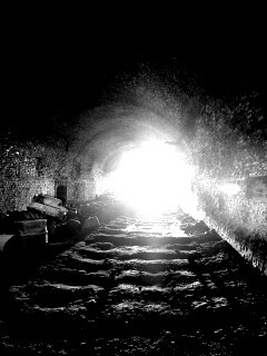 Захламленный тоннель обои