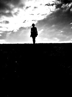 Силуэт девочки на поле обои