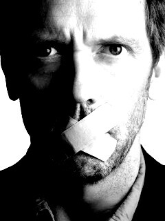 Хаус с пластырем на рту обои