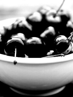 Миска спелой черешни обои