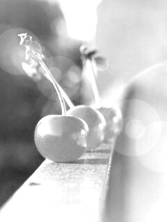 Вишенки на перилах обои