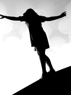 Девушка на крутой крыше обои