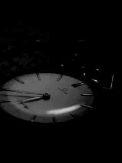 Часы на цепочке обои