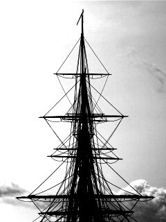 Мачта корабля на фоне неба обои
