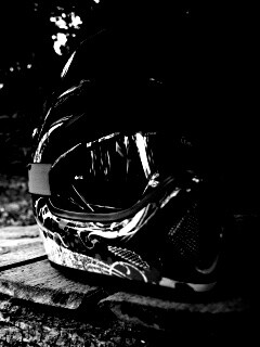 Шлем на лесной велотрассе обои