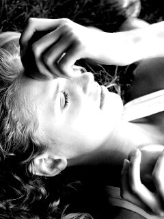 Девушка с яблоками обои